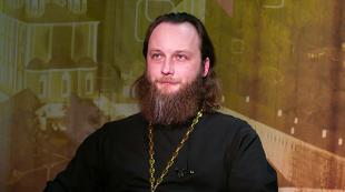 Părintele Simeon Mazaev construiește un templu