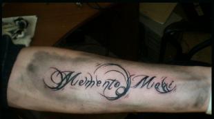 Memento Mori Tattoo: Zgodovina in pomen tetovaže boga smrti