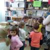 Uppmuntra barn och föräldrar att läsa en bok genom samarbete med barnbiblioteket inom ramen för projektaktiviteter Barnbiblioteks barns läsledare