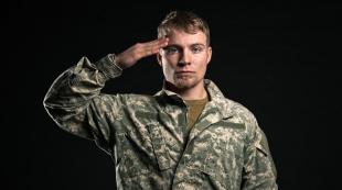 Att utföra en militär salut: militära ritualer, skillnader när man utför en salut