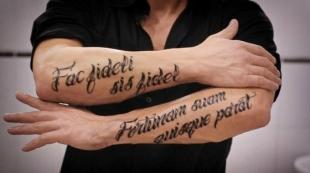 Fraza për një tatuazh në anglisht (me përkthim) Mbishkrime italiane për burra
